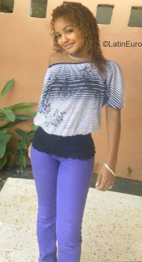 Date this happy Dominican Republic girl Dariany from Santo Domingo DO21619