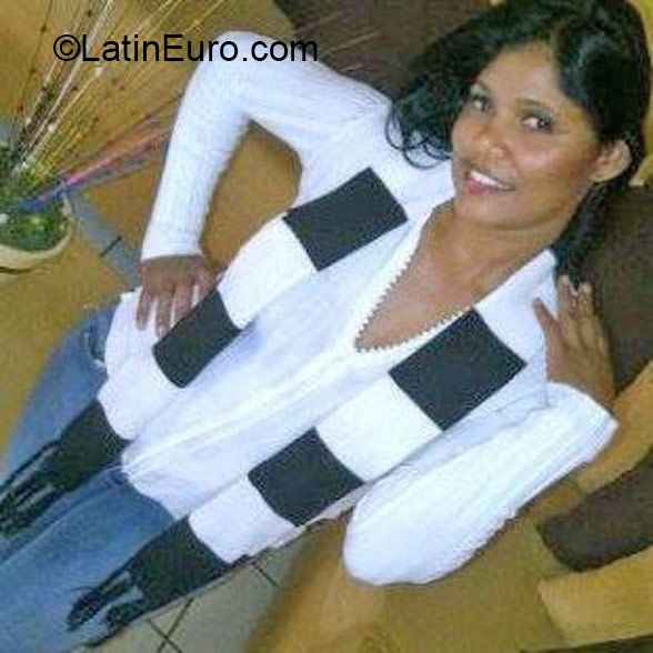 Date this foxy Dominican Republic girl Elicia from La Vega DO21663