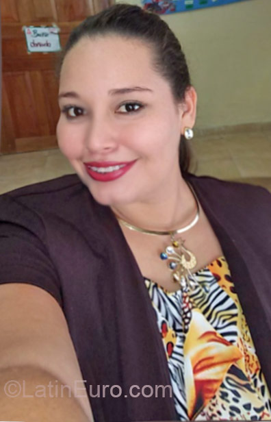 Date this pretty Panama girl Cintia from Panama PA587