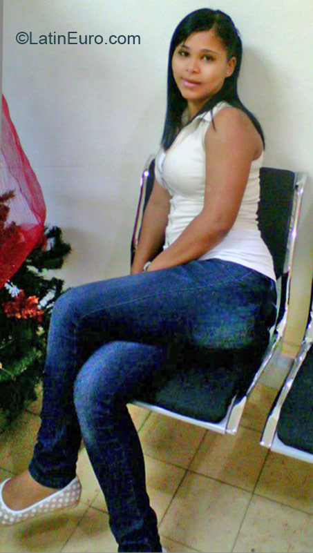 Date this sensual Dominican Republic girl Yasini from Azua DO21889