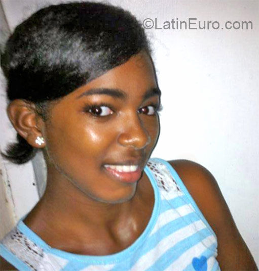 Date this attractive Dominican Republic girl Ambiar from Santo Domingo DO21938