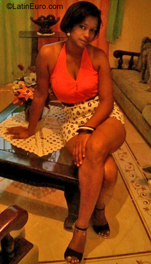 Date this sensual Dominican Republic girl Vickie from Santo Domingo DO21978