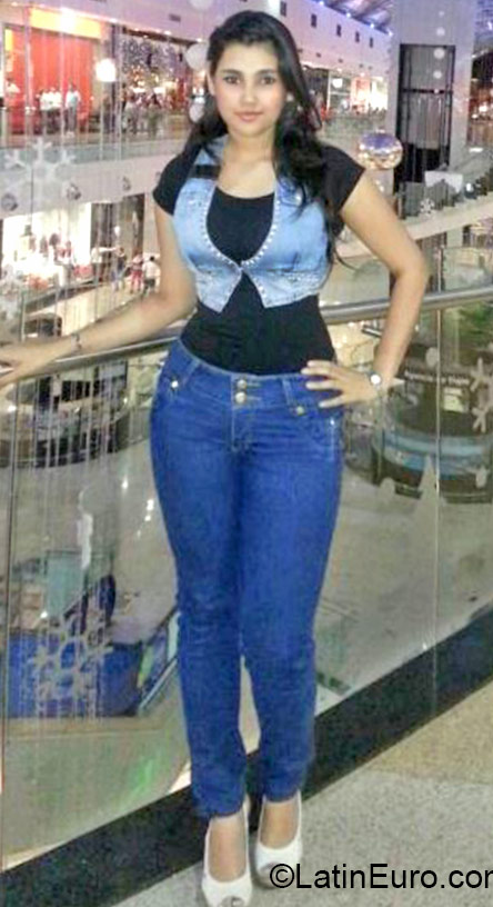 Date this sultry Colombia girl Nata from Bucaramanga CO17535