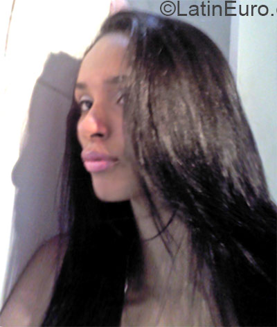 Date this happy Brazil girl Suellen from Rio De Janeiro BR9362