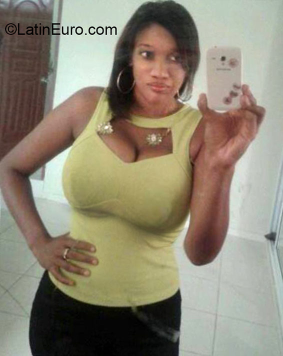 Date this nice looking Dominican Republic girl Alejandra from Santiago DO22458