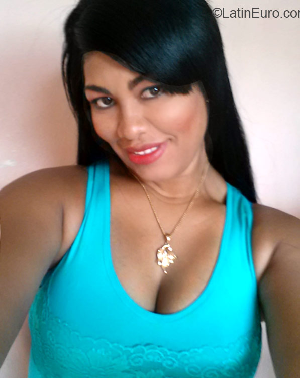 Date this sultry Dominican Republic girl Yeriaty from Santiago DO22469