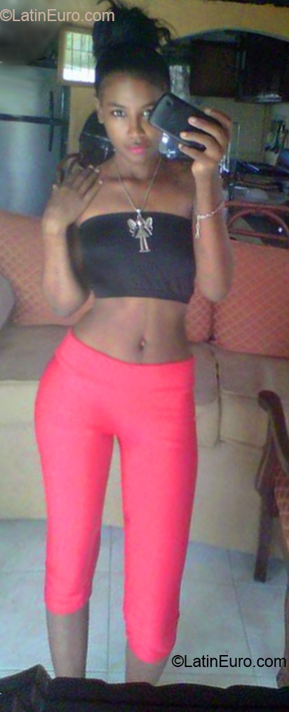 Date this funny Dominican Republic girl Yoamia from Santo Domingo DO22954