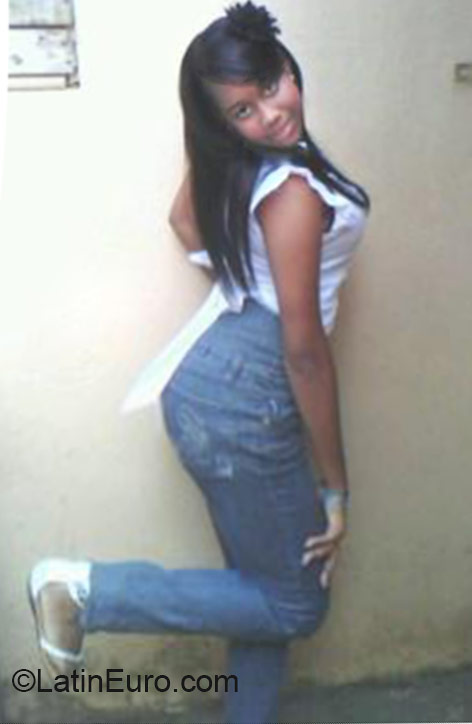 Date this lovely Dominican Republic girl Amanda from Santo Domingo DO23849