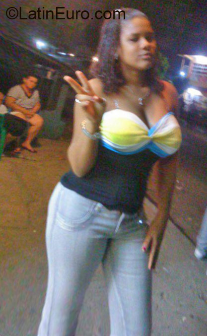 Date this stunning Dominican Republic girl Indhiria from Santo Domingo DO22686