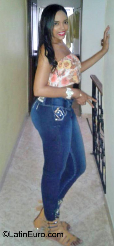 Date this nice looking Colombia girl Nahomy from Cali CO17748