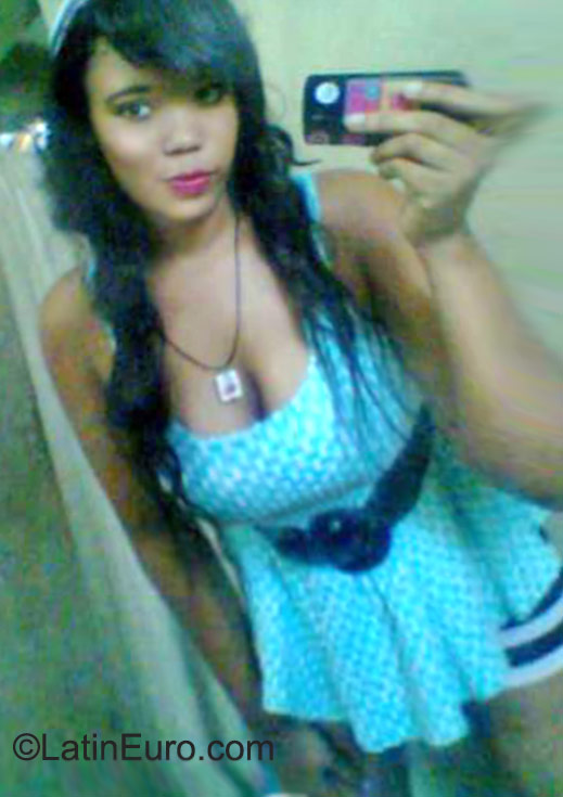 Date this happy Dominican Republic girl Ariany from Santo Domingo DO22881