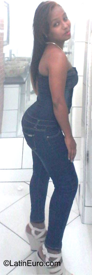 Date this nice looking Dominican Republic girl Jaralin from Santo Domingo DO22906