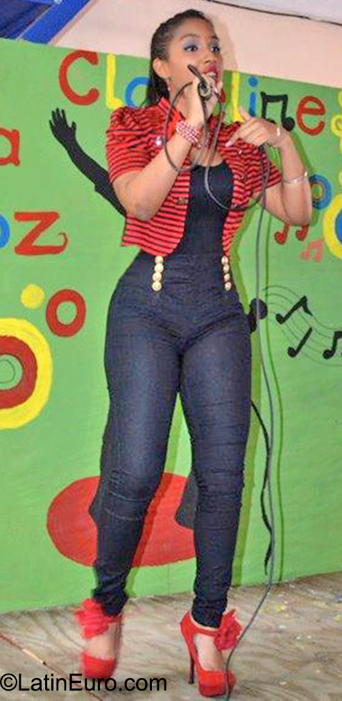 Date this good-looking Dominican Republic girl Sharinia from Santo Domingo DO23049