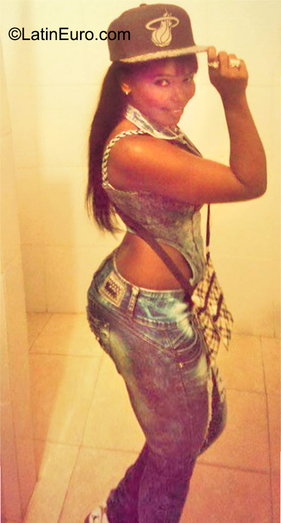 Date this attractive Dominican Republic girl Crisy from Santo Domingo DO23089