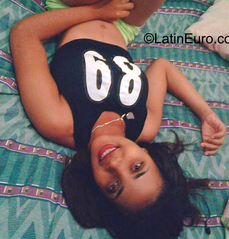 Date this happy Dominican Republic girl Lucia from Santo Domingo DO23181