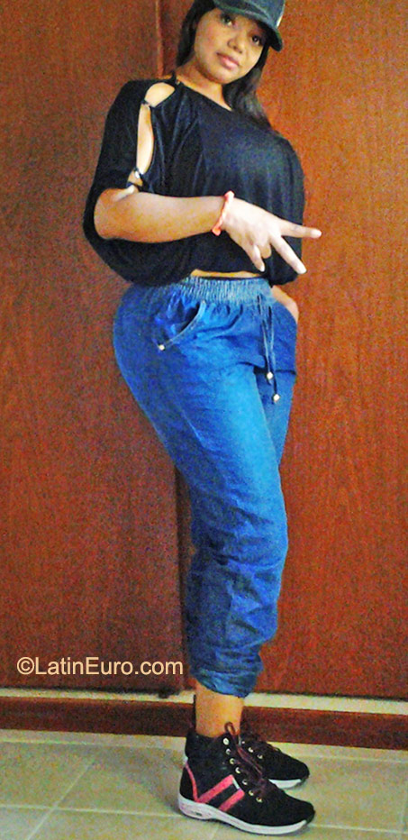 Date this good-looking Colombia girl Adilesi from Cali CO17998