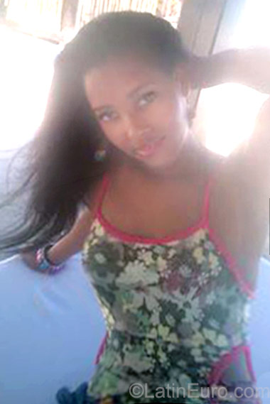 Date this foxy Dominican Republic girl Alexia from La Vega DO23292