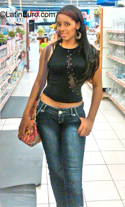 Date this sultry Dominican Republic girl Esmarlyn from Santiago DO23298