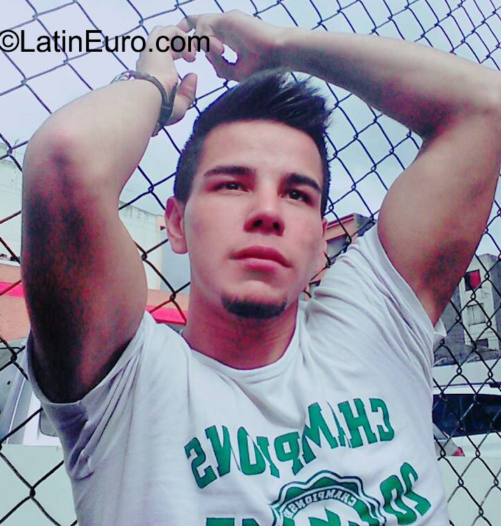 Date this gorgeous Colombia man Elias from Bogota CO18083