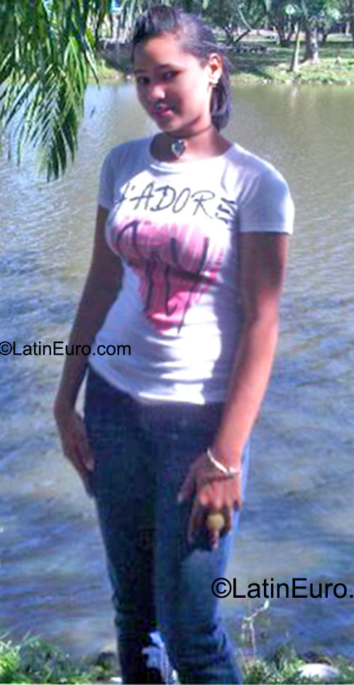 Date this nice looking Dominican Republic girl Carol from Santo Domingo DO23446