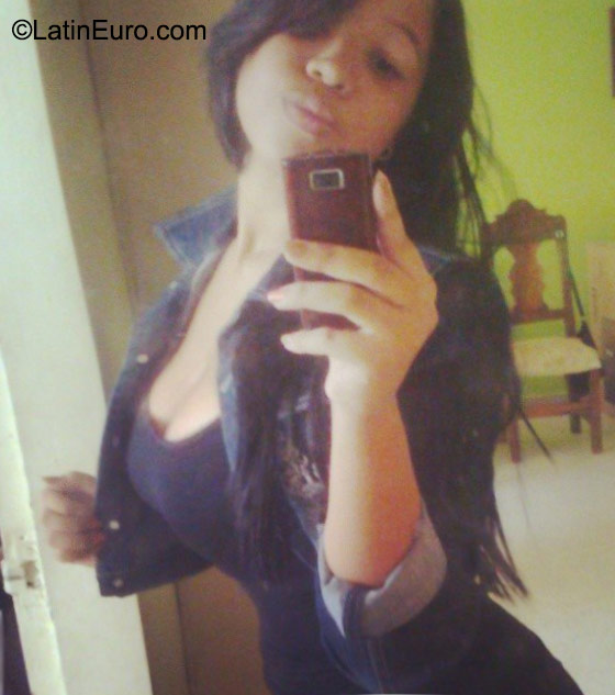 Date this gorgeous Venezuela girl Fandi from Caracas VE631