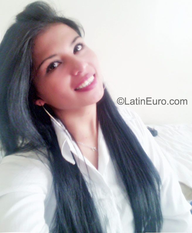 Date this delightful Colombia girl Danna from Bogota CO18165