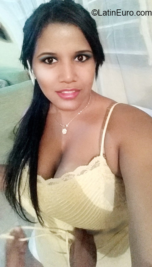 Date this pretty Dominican Republic girl Heidie from Santiago DO23706