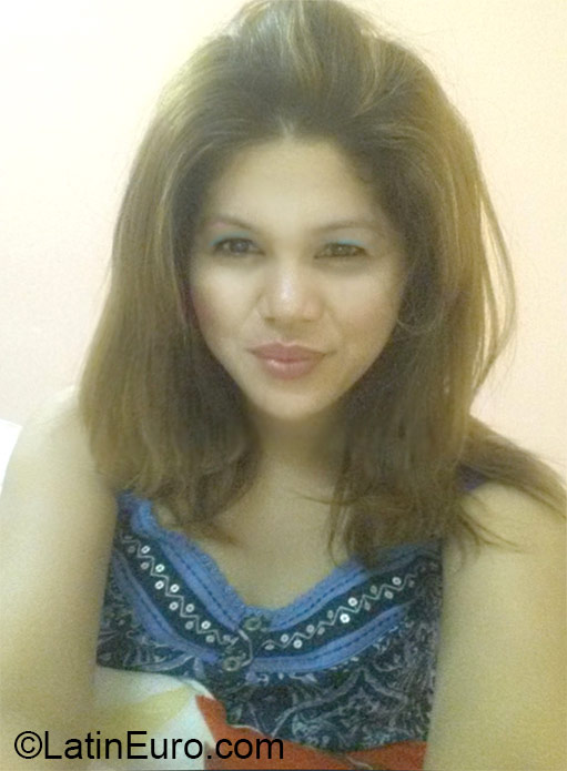 Date this good-looking United Arab Emirates girl Dynia from Dubai AE44