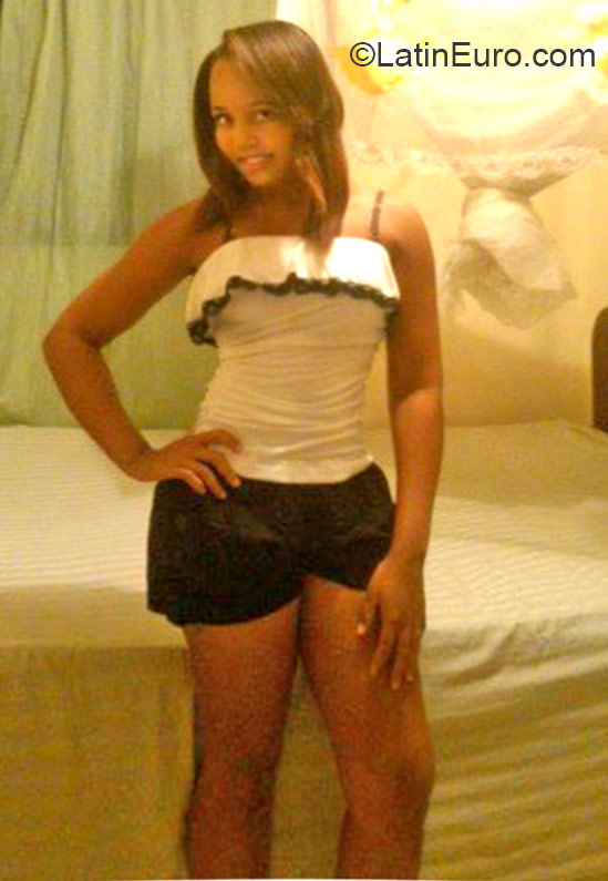 Date this georgeous Dominican Republic girl Shenell from Santo Domingo DO25149