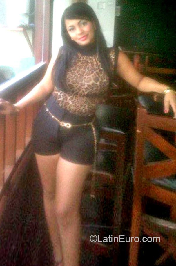 Date this gorgeous Dominican Republic girl Luisia from Santo Domingo DO23925