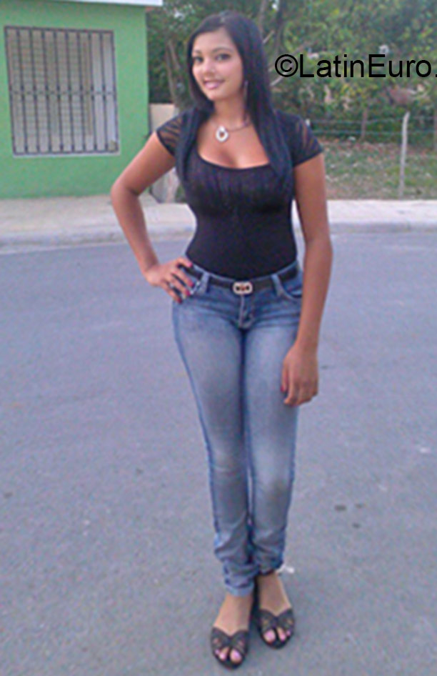 Date this voluptuous Dominican Republic girl Darlen from Santo Domingo DO24076