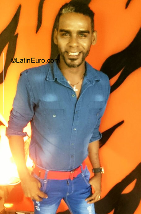 Date this exotic Dominican Republic man Nestor from Santo Domingo DO24340