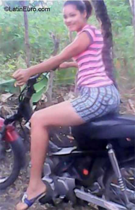 Date this pretty Dominican Republic girl Magda from Santo domingo DO24438