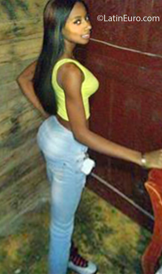 Date this nice looking Dominican Republic girl Charleni from San Pedro de Macoris DO24547