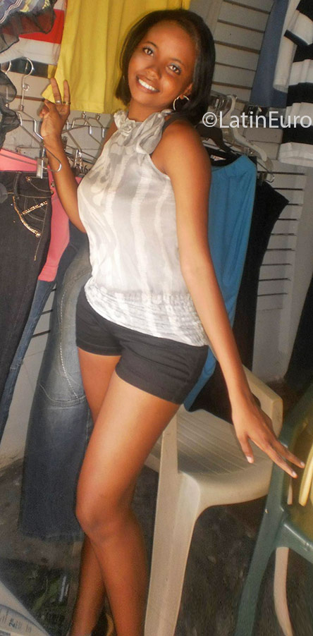 Date this foxy Dominican Republic girl Estefany from Santo Domingo DO24667