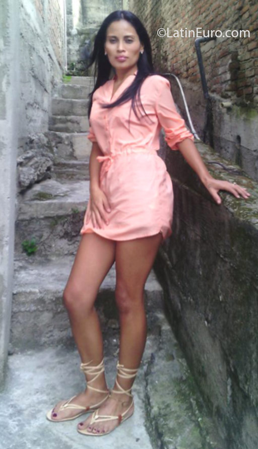 Date this funny Colombia girl Maryauri from Cali CO18583