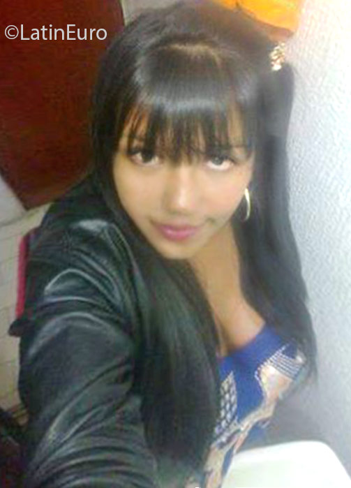 Date this georgeous Colombia girl Denis from Bogota CO18628