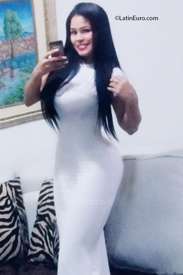 Date this hot Colombia girl Paola from Cali CO18697