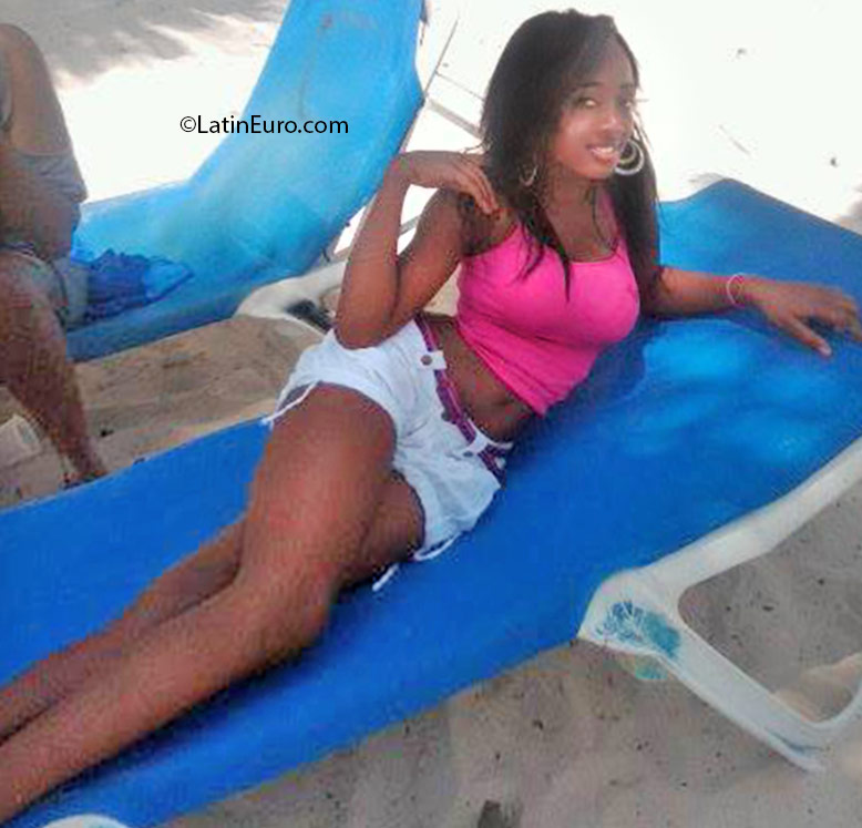 Date this foxy Dominican Republic girl Perla from Santo Domingo DO25033