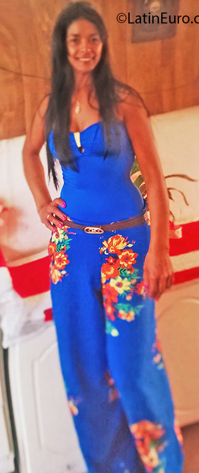 Date this hard body Brazil girl Giovana from Indaiatuba BR9615