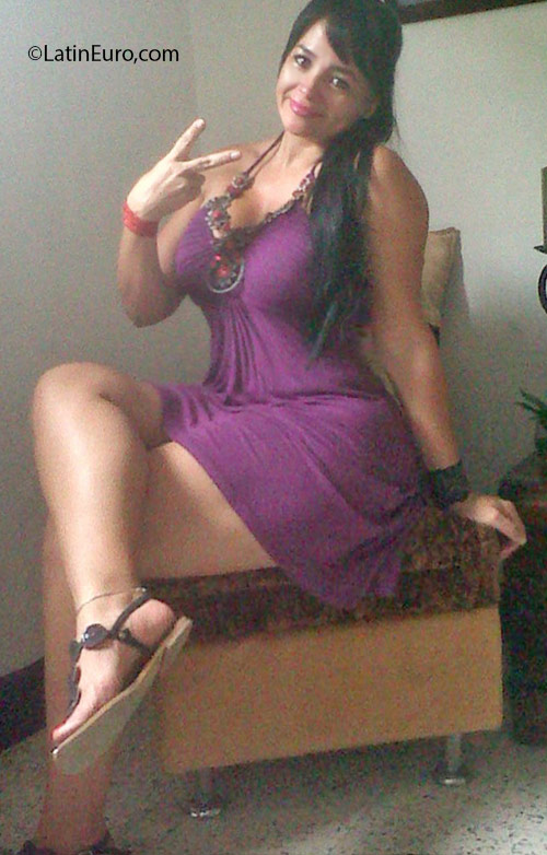 Date this voluptuous Colombia girl Genny from Cali CO18772