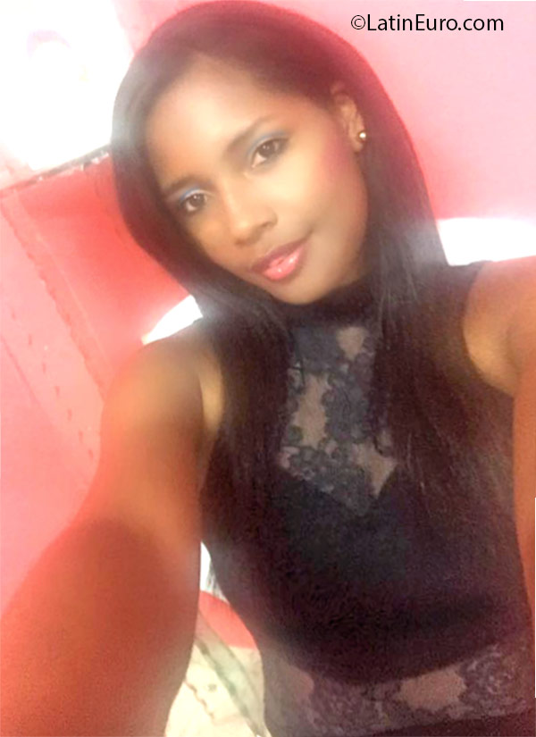 Date this exotic Colombia girl Mary from Cali CO18855