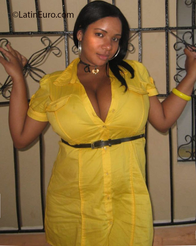 Date this voluptuous Dominican Republic girl Julisa from Santiago DO40581