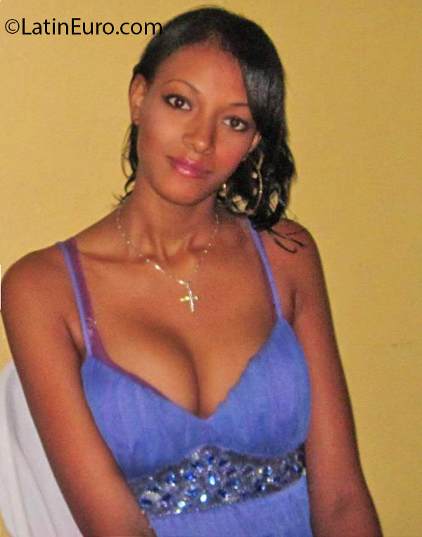 Date this hard body Dominican Republic girl Hermilan from Santo Domingo DO25805