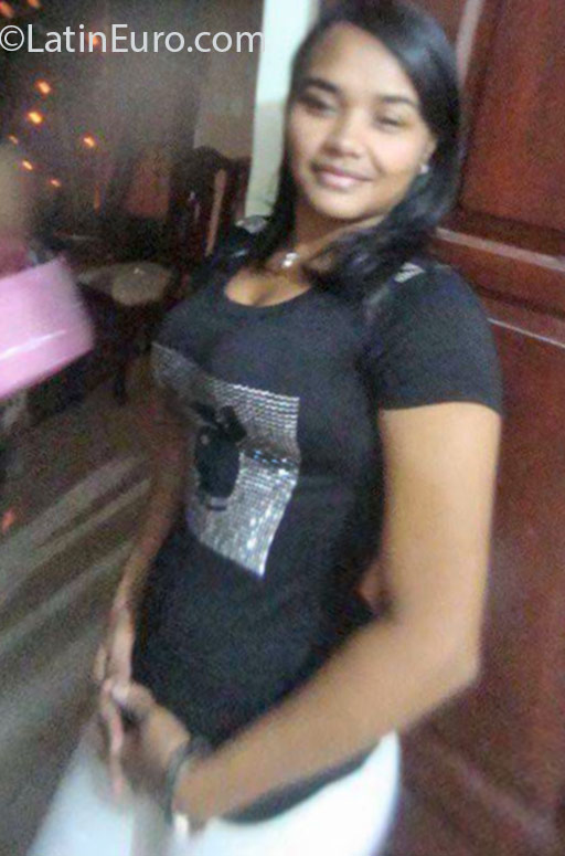 Date this charming Dominican Republic girl Bentia from Santo Domingo DO25817