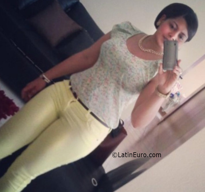 Date this voluptuous Dominican Republic girl Elma from Santo Domingo DO25891