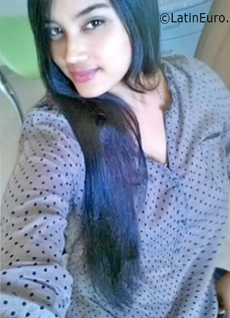 Date this fun Dominican Republic girl Flor from Santo Domingo DO25955