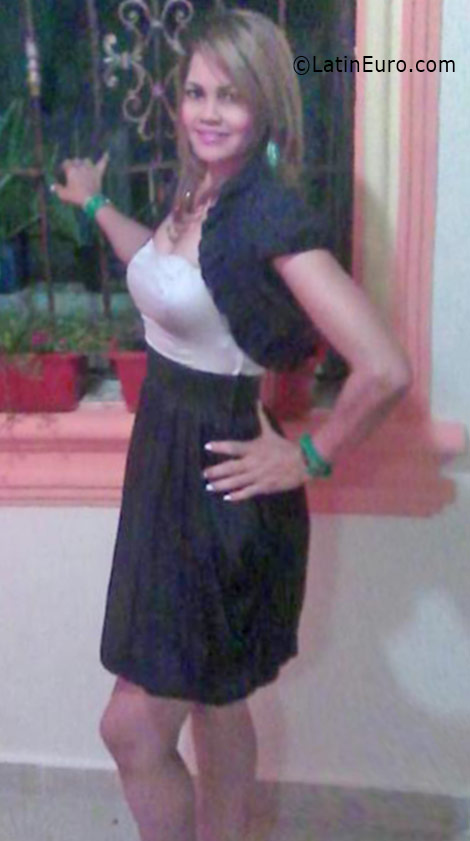 Date this happy Dominican Republic girl Virginia from Santo Domingo DO26337