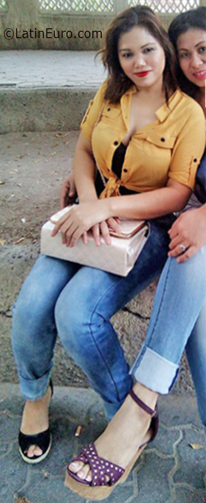 Date this sensual Kuwait girl Jonalyn from Manila and Kuwait City PH910