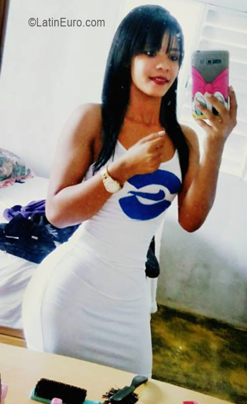 Date this delightful Dominican Republic girl Carolin from Santo Domingo DO26153